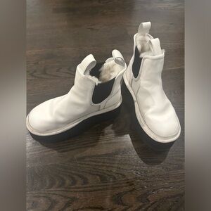 CHELSEA PLATFORM UGG BOOTS WHITE LEATHER